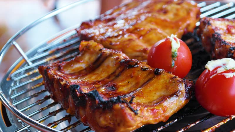 Costillar al horno recién salido de la parrilla